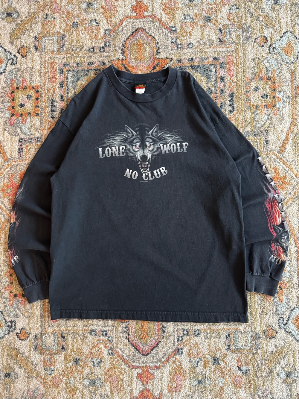 Men's Black 'Lone Wolf No Club' Graphic Long-Sleeve Tee